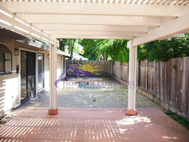 Building Photo - Remodeled 3 Bed 2 Bath 1,595 Sq Ft Fair Oaks Home