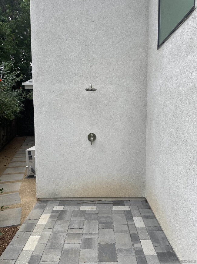 Building Photo - 313 Sunset Dr