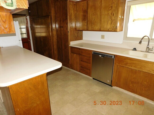 Building Photo - Comfy 3 bed 2 bath