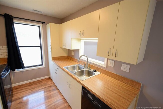 Building Photo - 733 Mosswood Ln