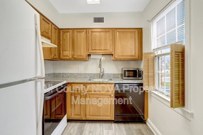 Building Photo - 2405 Arlington Blvd