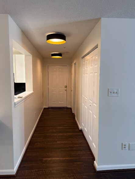 Building Photo - 10022 Vanderbilt Cir