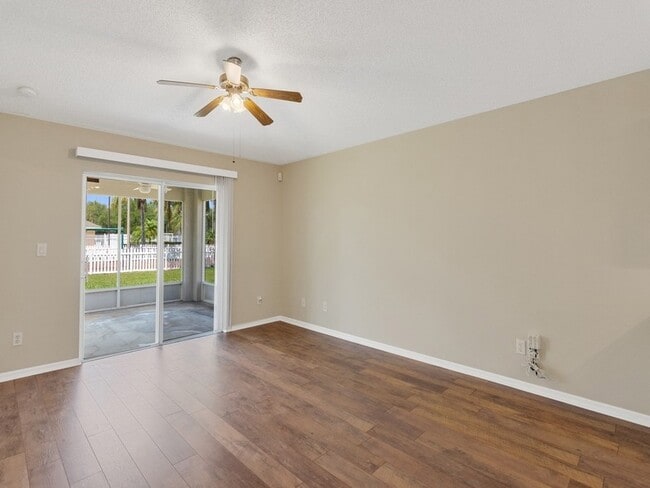 Building Photo - 962 E 13th Square