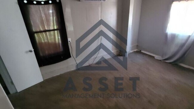 Building Photo - Cute 4 bedroom House