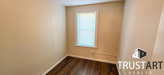 Building Photo - 3 bedroom house with backyard and basement.