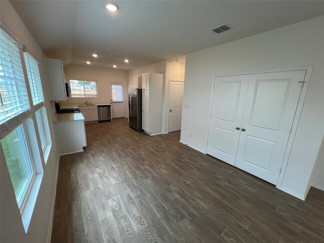 Building Photo - 306 Constanza Trl