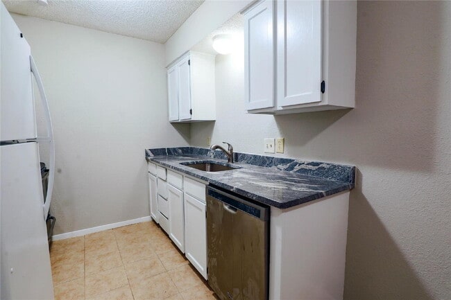 Building Photo - Move in Ready Duplex in Arlington!