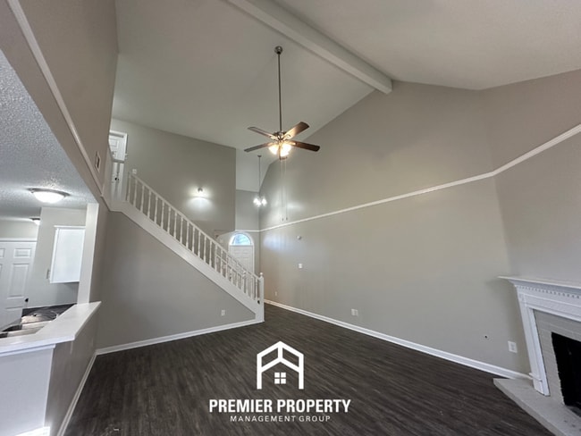 Building Photo - 4 Bedroom Home for Rent in Memphis, TN | High Ceilings, Stone Fireplace & 2-Car Garage