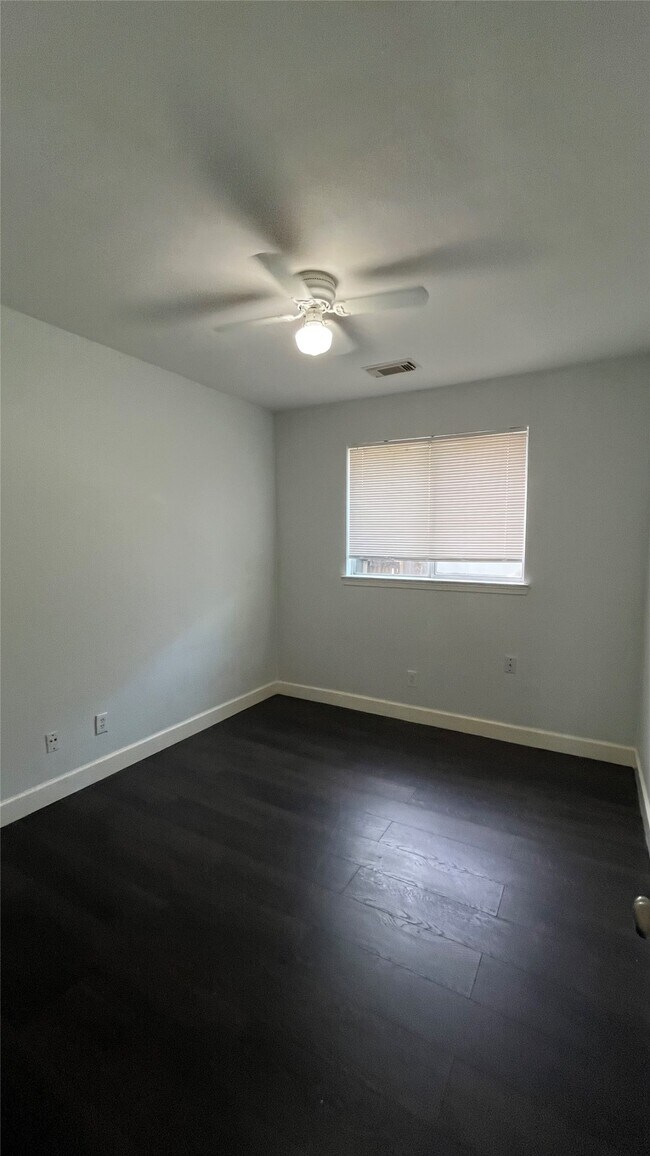 Building Photo - 2402 Raintree Village Dr