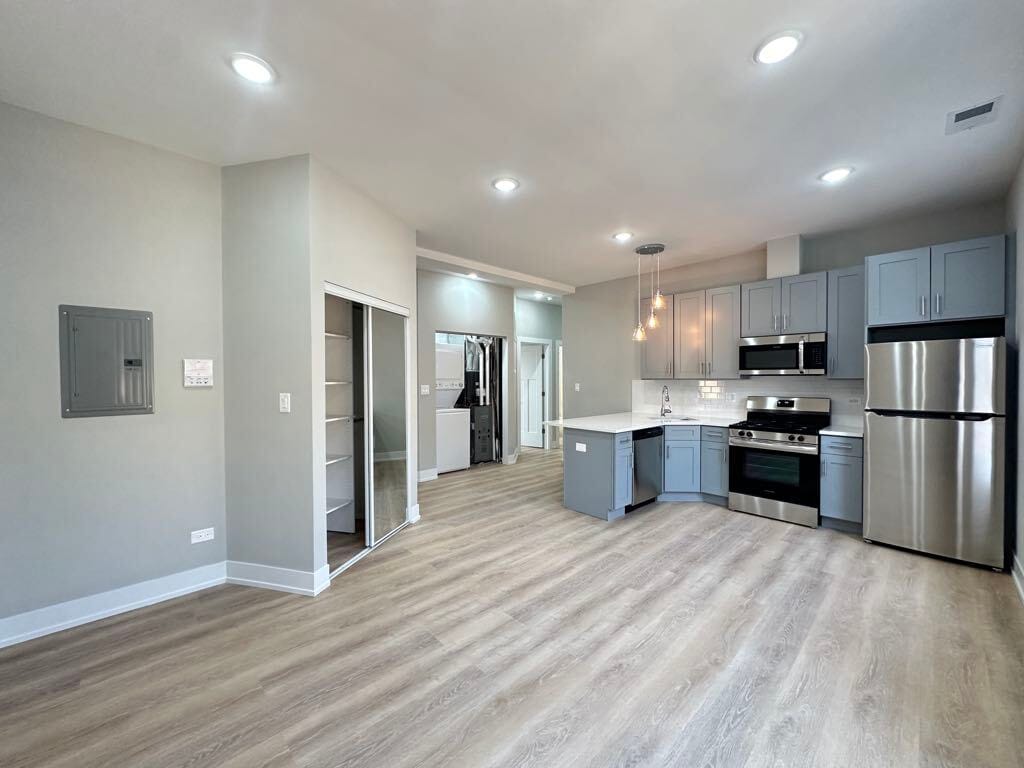 Building Photo - 419 W Belden Ave