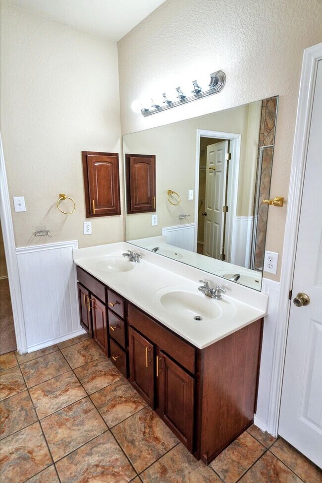 Building Photo - Gorgeous 5-Bedroom, 3.5-Bathroom Home Near...