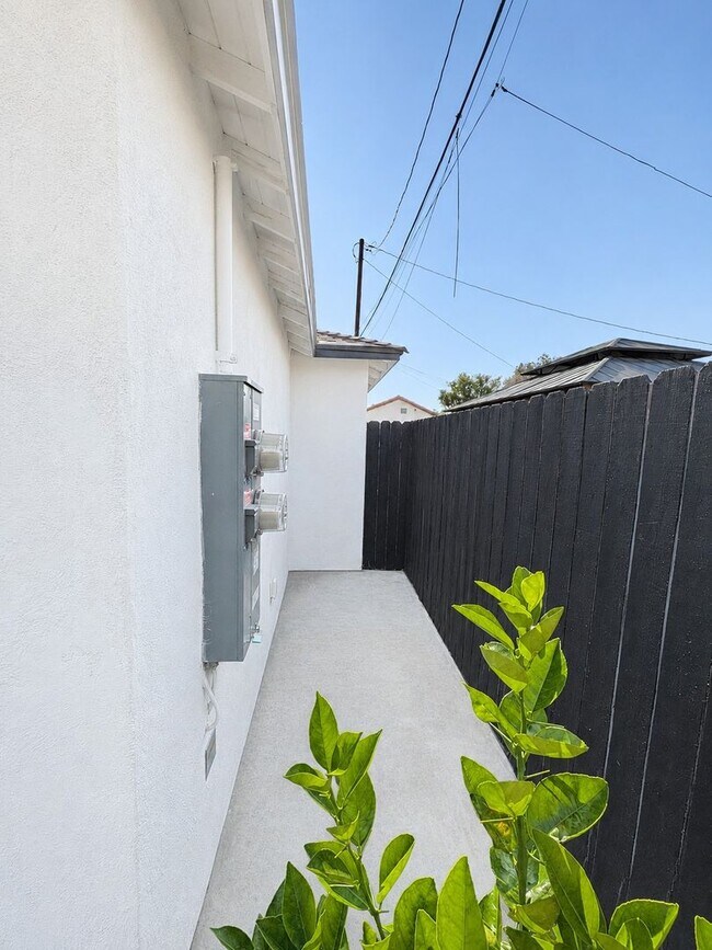 Building Photo - NEW UNIT! Be the First to Live in This Brand-New Fully Furnished ADU