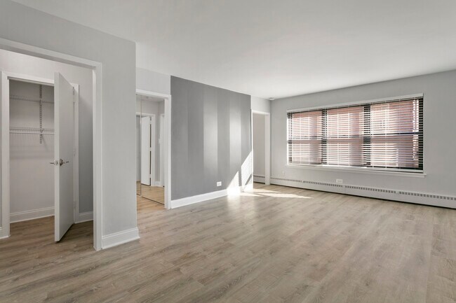 Building Photo - 5858 N Sheridan Rd