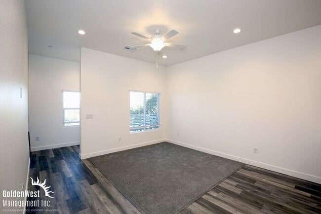 Building Photo - Modern 4Bdm 4.5 Ba Townhome in Desirable Las Vegas Community