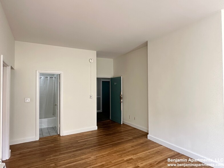 Building Photo - 517 Beacon St