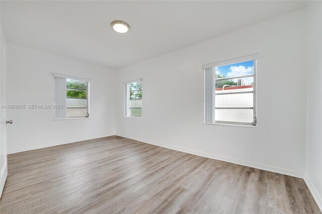 Building Photo - 1736 SW 9th St