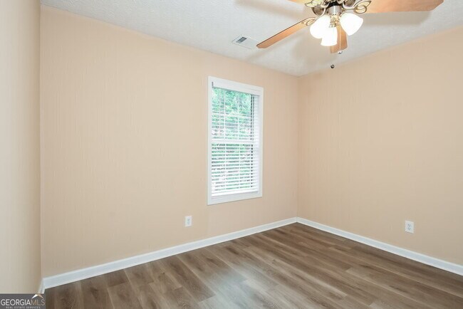 Building Photo - 411 Hillcrest Cmns