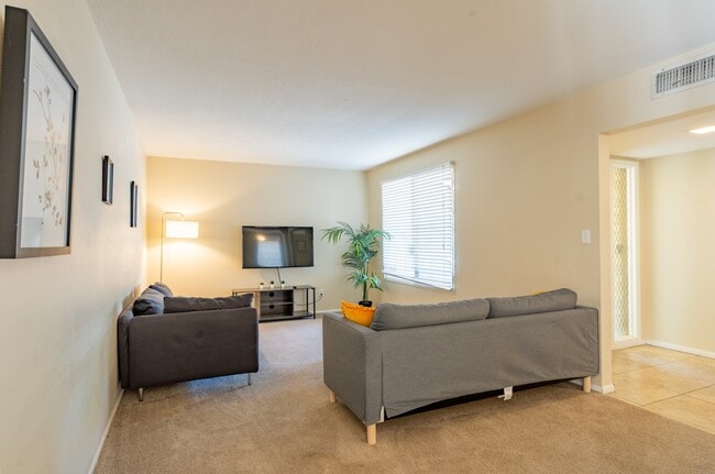 Building Photo - 1047 E Alameda Dr