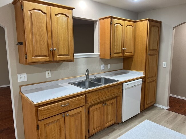 Building Photo - AVAILABLE NOW! Nixa 3 Bedroom, 2 Bathroom