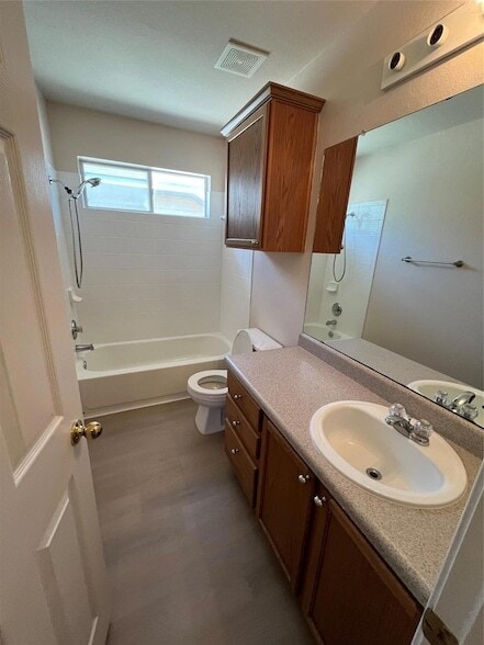 Building Photo - 513 Crater Lake Dr