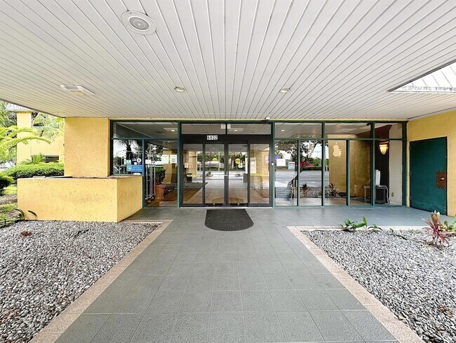 Building Photo - 910 Suemac Rd