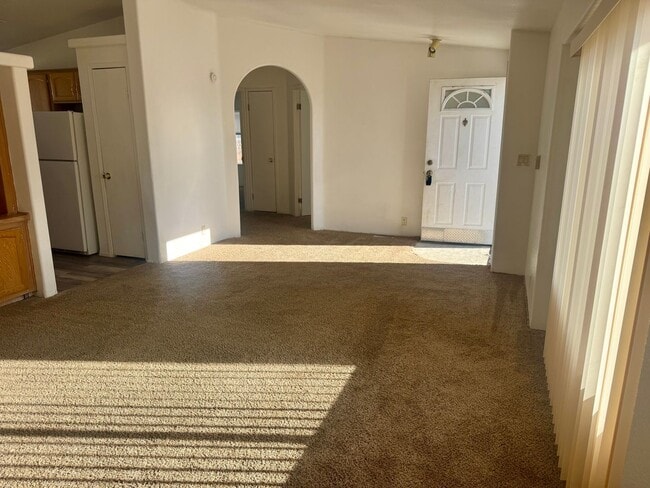 Building Photo - 3 bedroom 2.5 bath home with fenced yard and garage