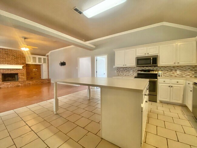 Building Photo - Great 3 bed 2 bath now available in Frensh...