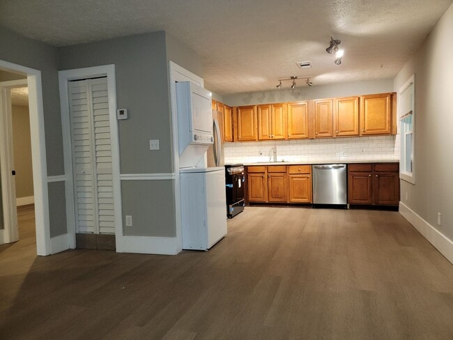 Building Photo - Great location near CDC, Emory, and the VA...
