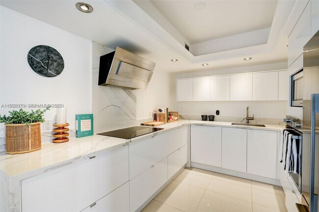 Building Photo - 5600 Collins Ave