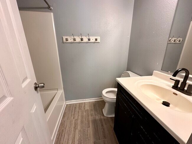 Building Photo - Perry Township 3 bedroom 2.5 bathroom