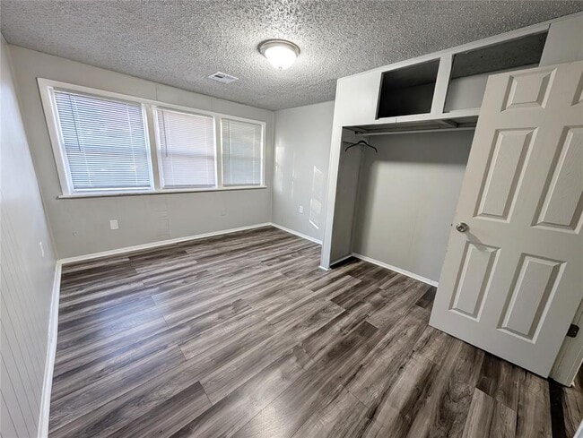 Building Photo - 918 W Hayes St