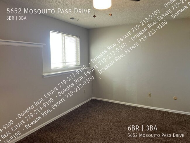 Building Photo - $500 OFF the first month of rent! Modern a...