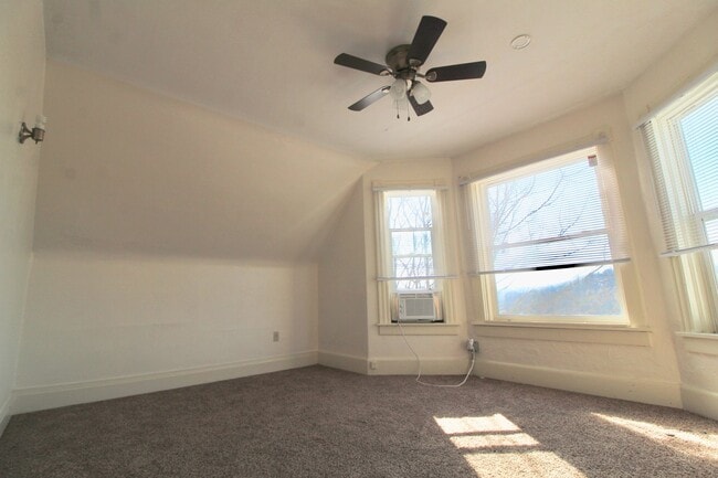 Building Photo - Sunny Side - 3 Bedroom Big House - Availab...