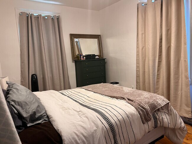Bedroom - 74 John St