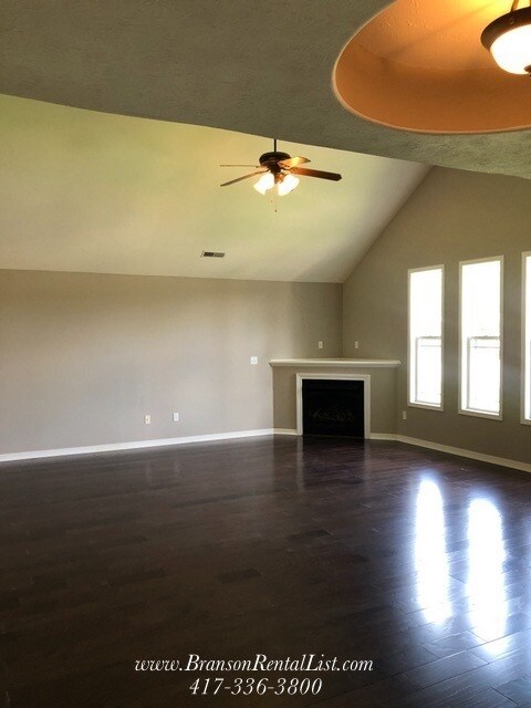 Building Photo - Over 2,000 sqft on one level