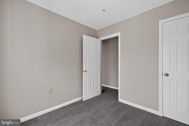 Building Photo - 2434 Sandwich Ct