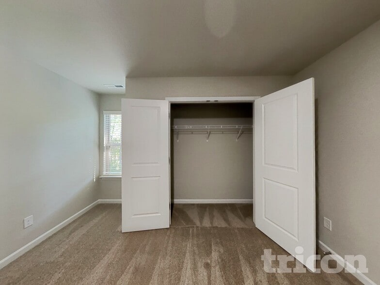 Building Photo - 229 Spring Knoll Dr