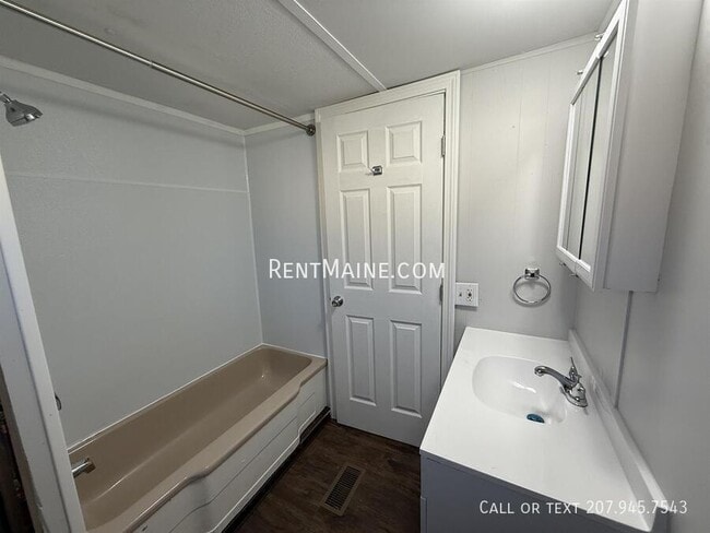 Building Photo - 681 Main Rd N