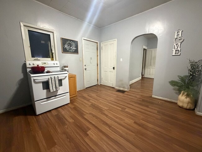 Building Photo - 2 bed, 1 bath home for rent in West Waterloo