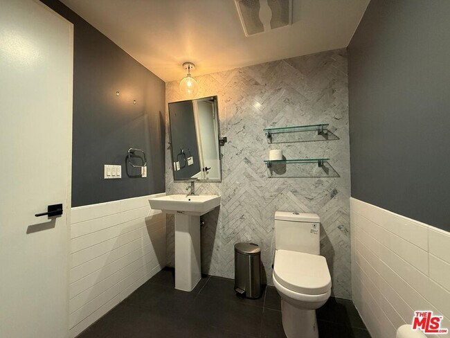 Building Photo - 532 W Elk Ave