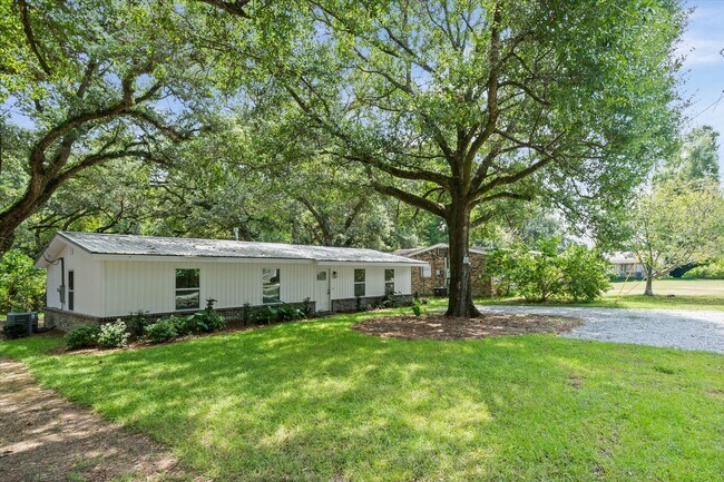 Building Photo - 2310 McPhillips Dr