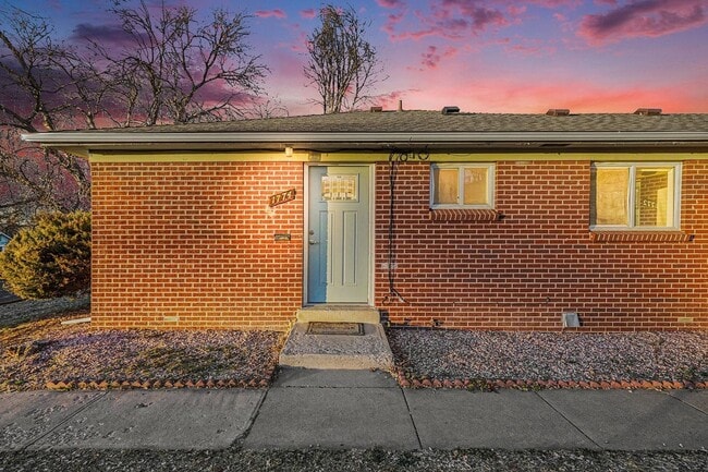 Building Photo - Conveniently Located 2BR with Large Yard