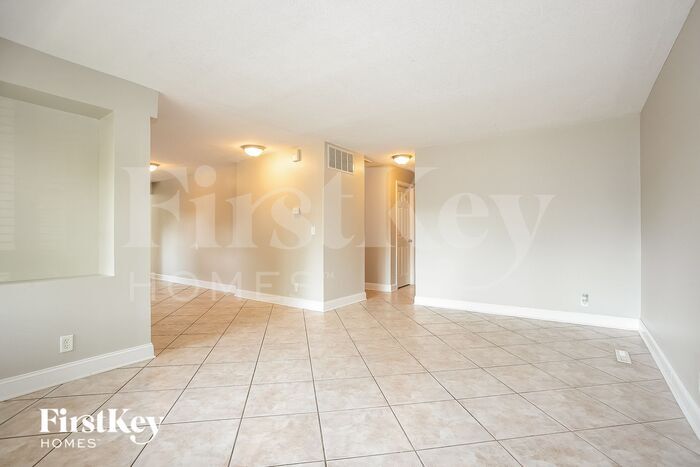 Building Photo - 811 Salem Ln