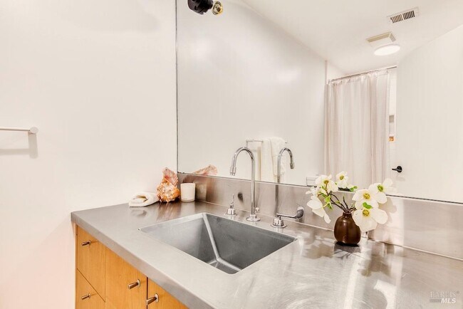 Building Photo - 162 Throckmorton Ave