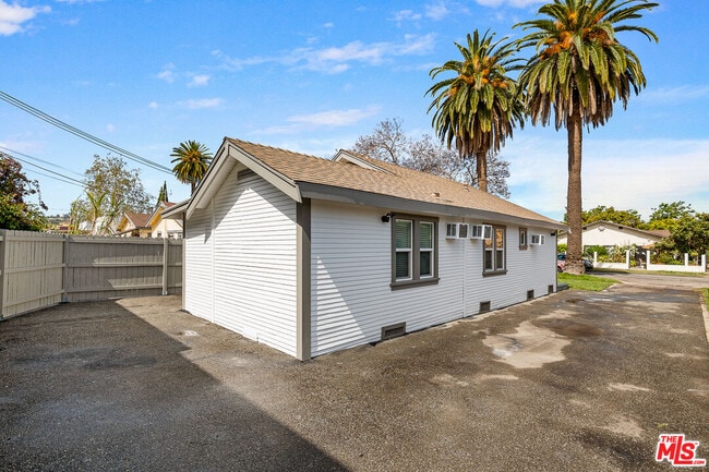 Building Photo - 2920 Alsace Ave