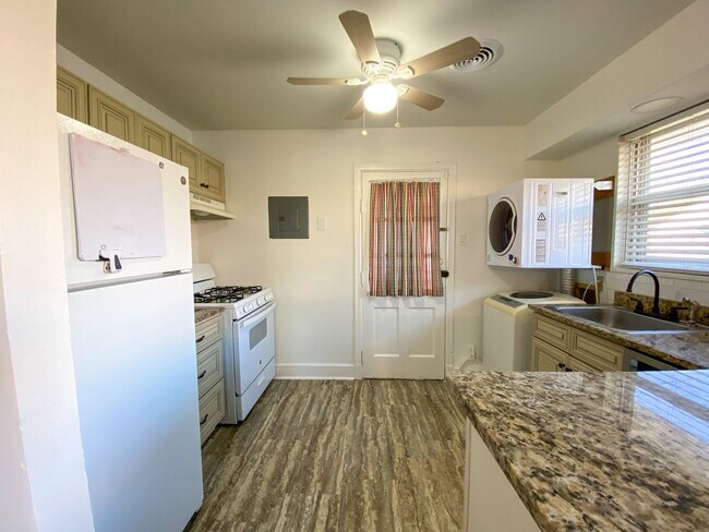 Building Photo - 2 bed, 1 bathroom house near Christian Brothers University in Midtown Memphis