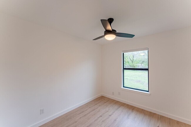 Building Photo - Incredible Windsor Park location right in the heart of Austin!
