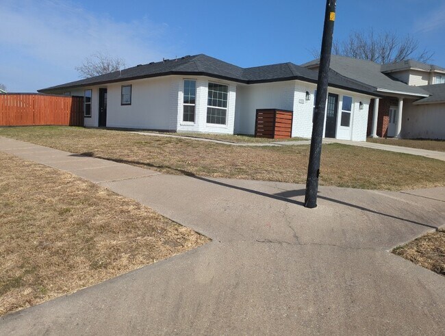 Building Photo - 2201 Tracey Ann Ln