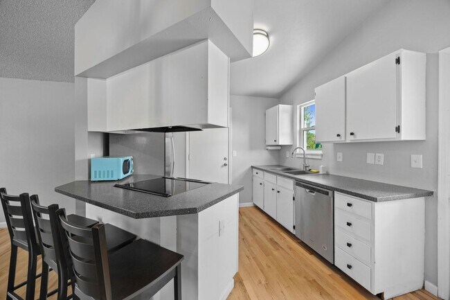 Building Photo - 2 Bed/1 Bath Close to Buckley Space Force