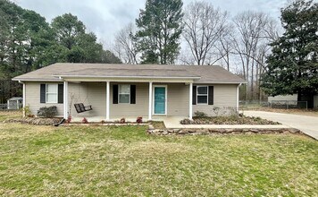 Building Photo - Lovely home east of Athens! Fenced back yard!